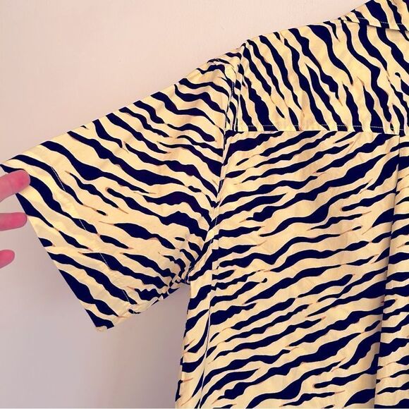 Everlane Men’s The Poplin Short-Sleeve Shirt in tiger print - Picture 8 of 9